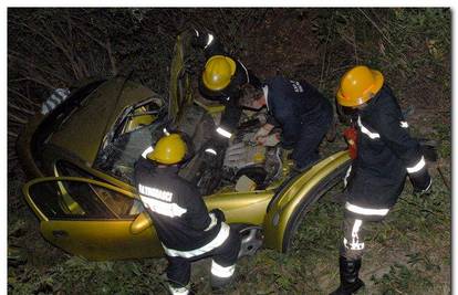 Prebrzo vozio, sletio kroz ogradu i pao s mosta