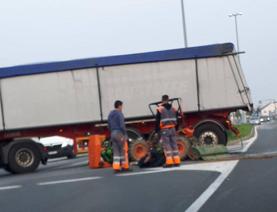 Sudarili su se kamion i traktor: Vozač traktora lakše ozlijeđen