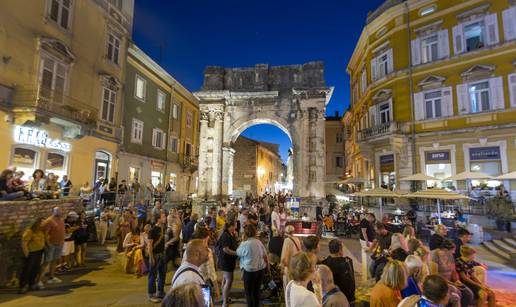 FOTO Pula je sino&cacute; bila velika pozornica: Tisu&cacute;e u&zcaron;ivale u glazbi, plesu i srdelama