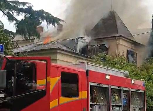 Planula vila u Puli: Veliki požar gasilo više vatrogasnih vozila