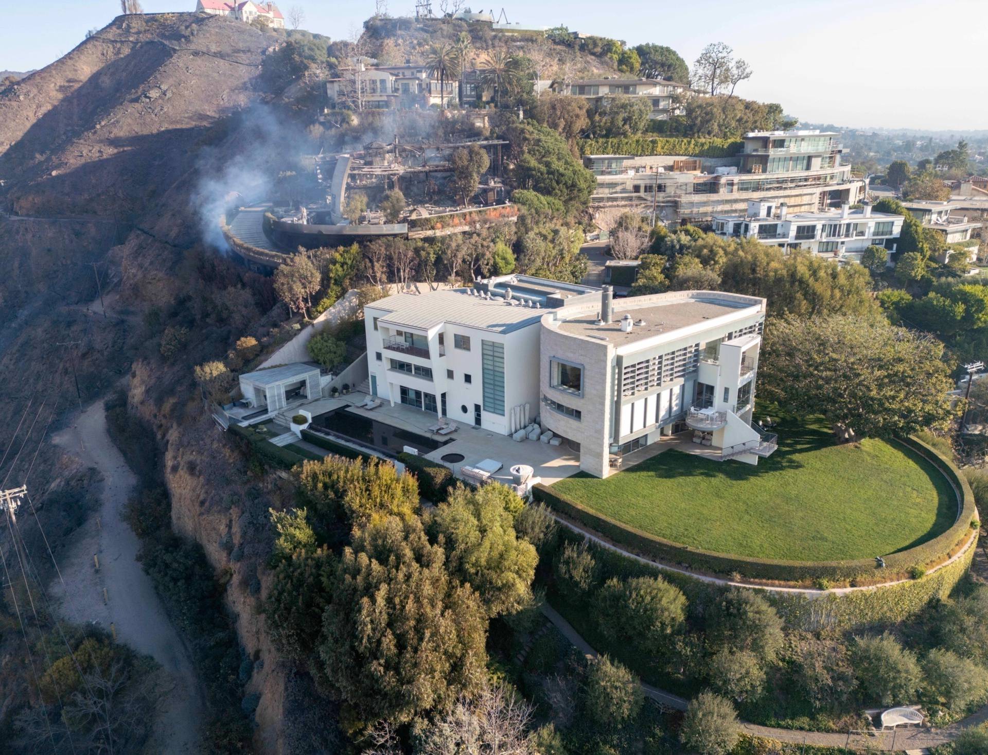 *PREMIUM-EXCLUSIVE* Tom Hanks' Pacific Palisades mansion has been spared from the flames of the wildfires!