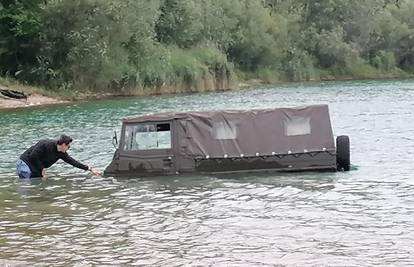 A je to kraj jezera! Isprobavao kamion i zapeo u šljunku i vodi