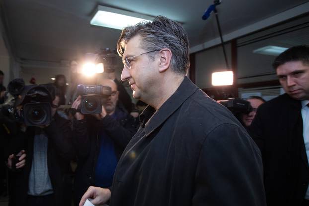 Zagreb: Andrej Plenković na Črnomercu glasovao na predsjedničkim izborima 