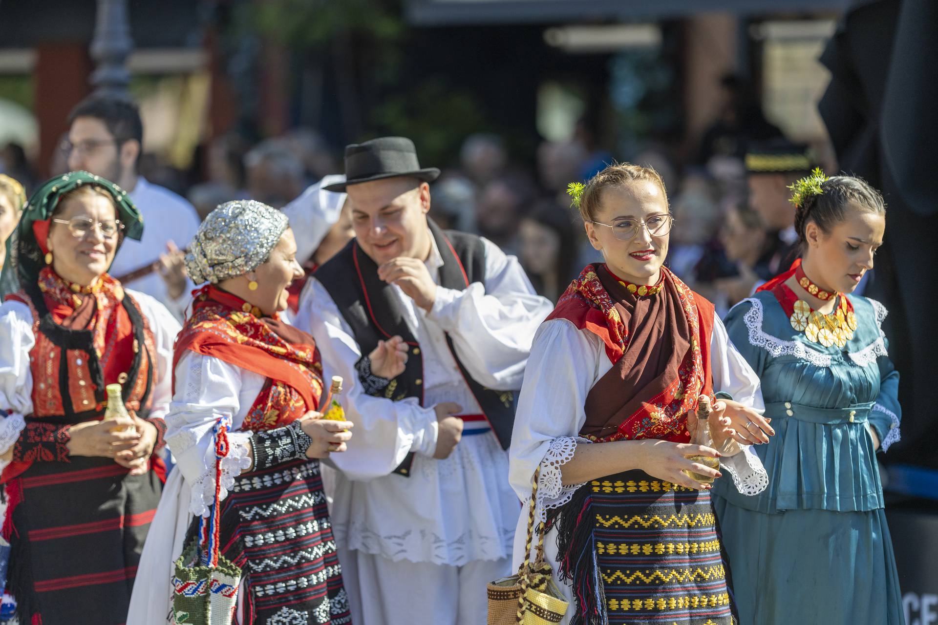 Svečani mimohod sudionika 59. Vinkovačkih jeseni