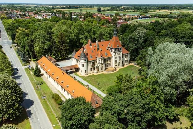 Pogled iz zraka na dvorac Mailath u Donjem Miholjcu