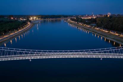 FOTO Pješački most u Osijeku zablistao je u novom ruhu