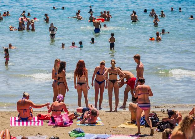 Split: Kupači na plaži Bačvice