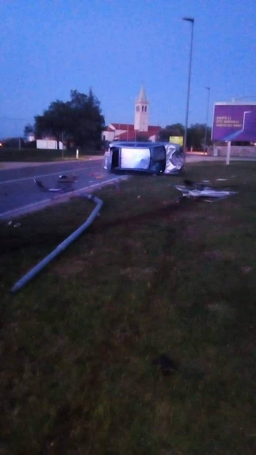Zaspao za volanom: Udario je u stup, reklamu i završio na boku