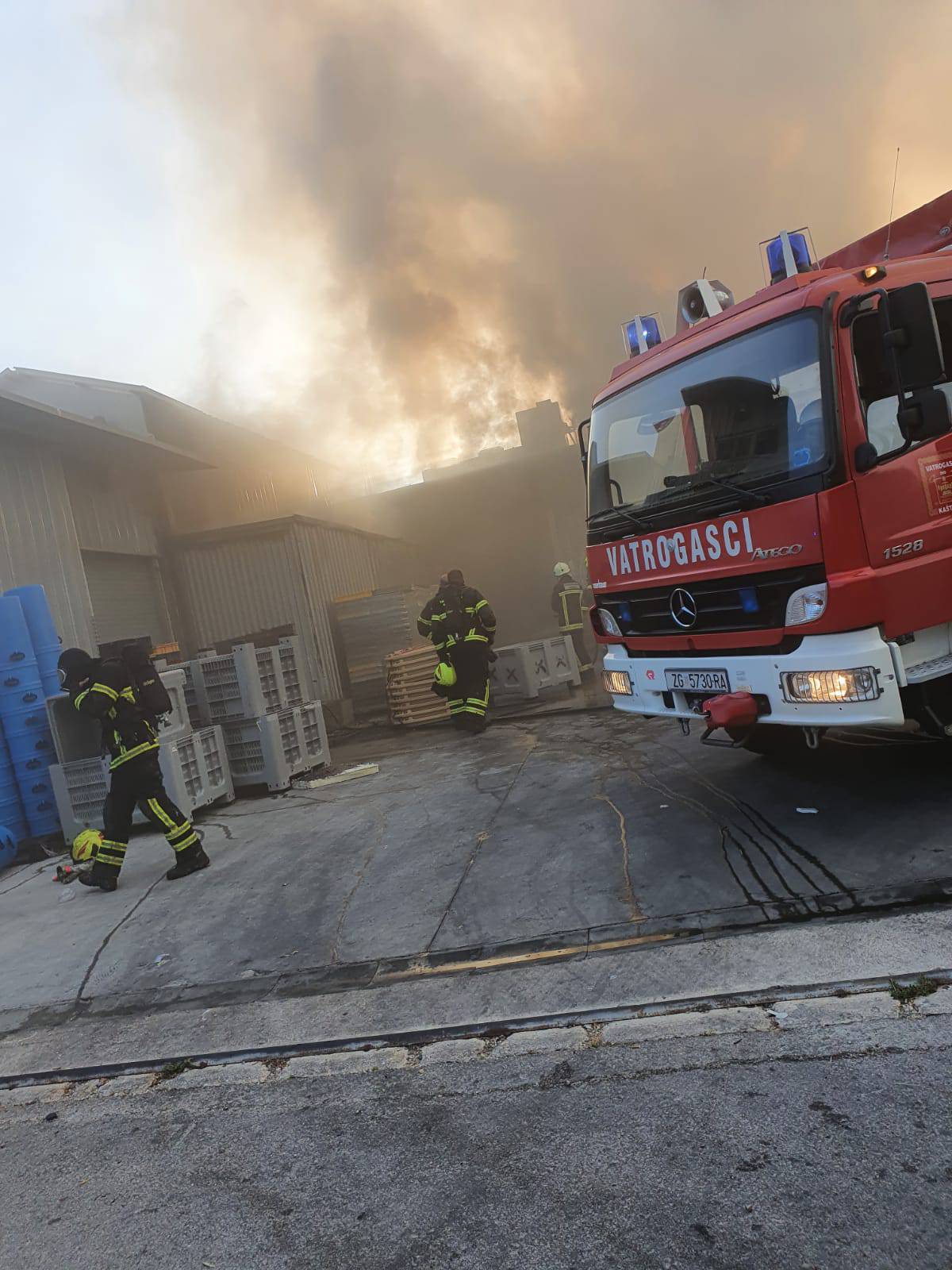 U Kaštel Novom gorjela tvornica za preradu ribe: 'Bilo je strašno, uopće se nije moglo disati...'