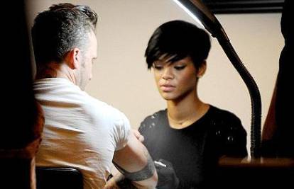 Rihanna tetovirala fanove, prijeti joj kazna policije...