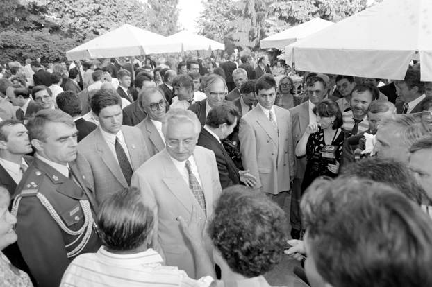 Zagreb: Franjo Tuđman primio je sudionike Druge konvencije Hrvatskog svjetskog kongresa, 2.7.1994.