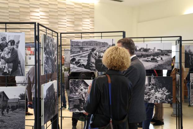 Vukovar: Otvorenje multimedijalne izložbe ratne fotografije "Vukovar 91"