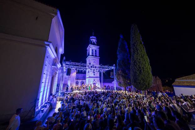 Vela Luka:  Koncert Nine Bardić i Acustic benda povodom manifestacije Trag u Beskraju