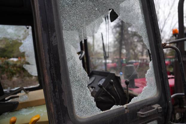 Beograd: Oštećeni traktori parkirani oko Pionirskog parka