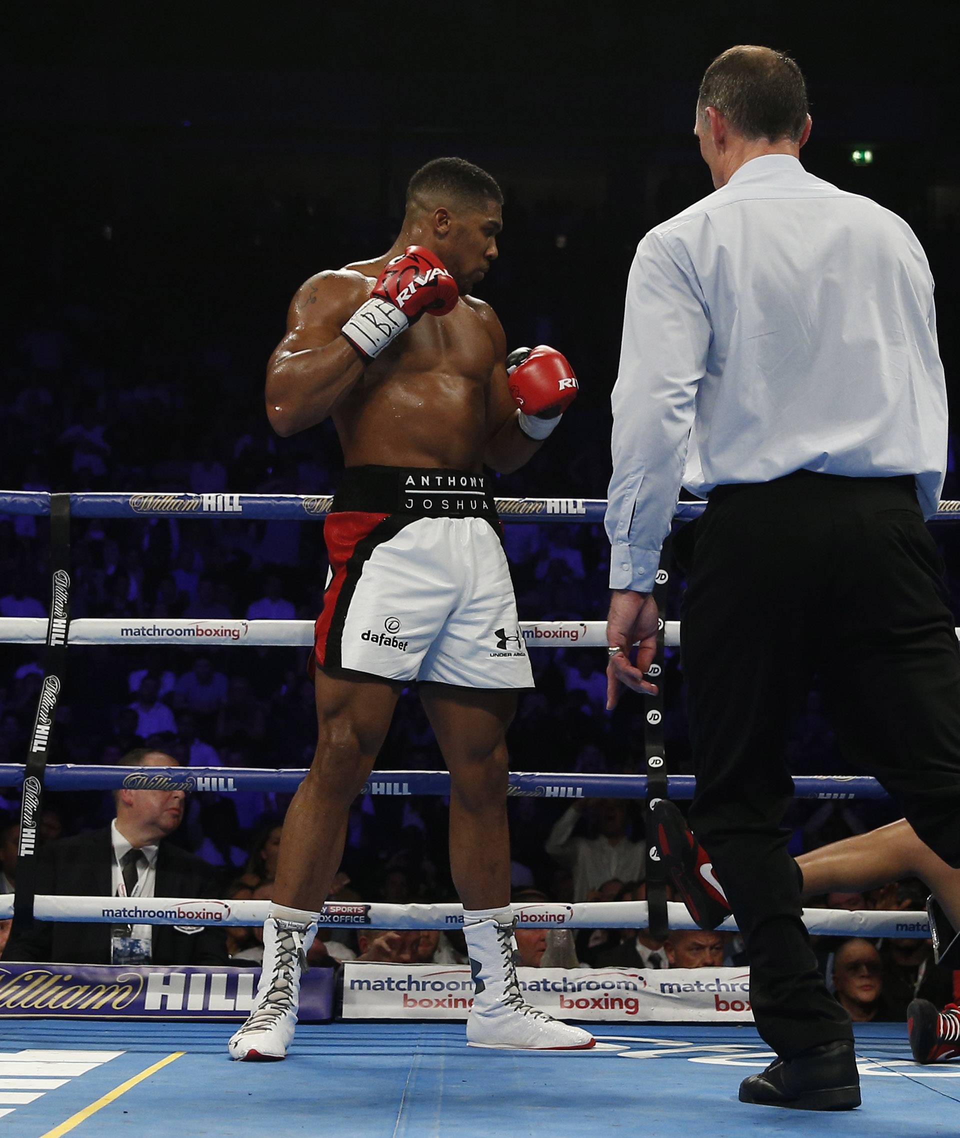 Anthony Joshua knocks down Eric Molina