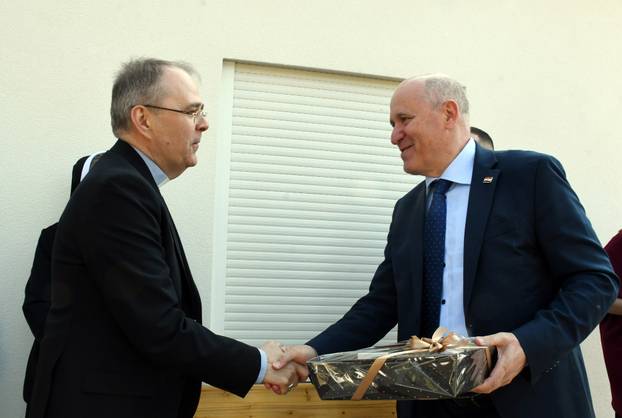 Petrinja: Ministar Bačić obišao tri obitelji koijim su izgrađene zamjenske kuće