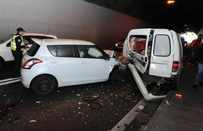 Sudar dva automobila u tunelu kod Šibenika: Jedan ozlijeđeni 