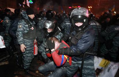 Specijalci su upali na kijevski trg, u sukobima ima ozlijeđenih