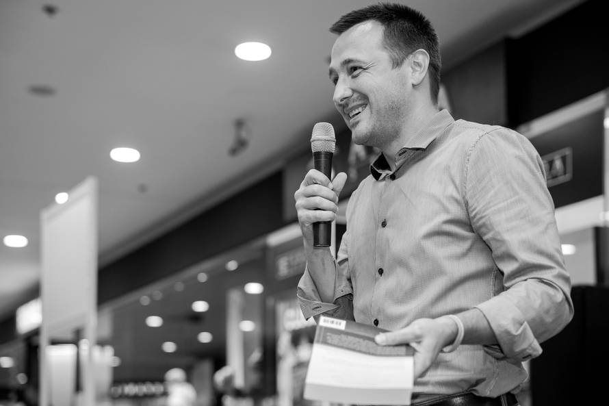 Mogu živjeti od pisanja knjiga.  Nakon samo 18 godina karijere