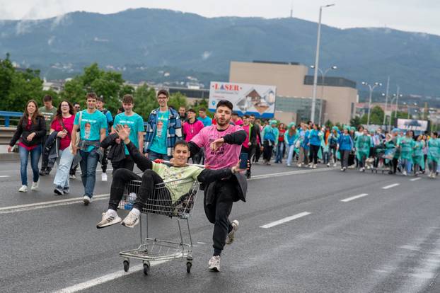Zagreb: Kiša nije spriječila učenike da proslave kraj školovanja na Bundeku