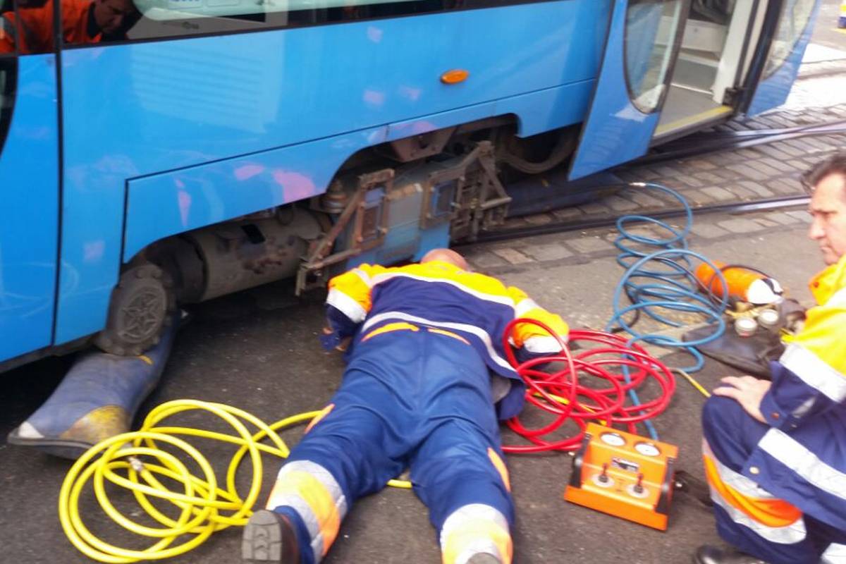 Čuo se lom: Tramvaj je iskočio iz tračnica na Savskom mostu