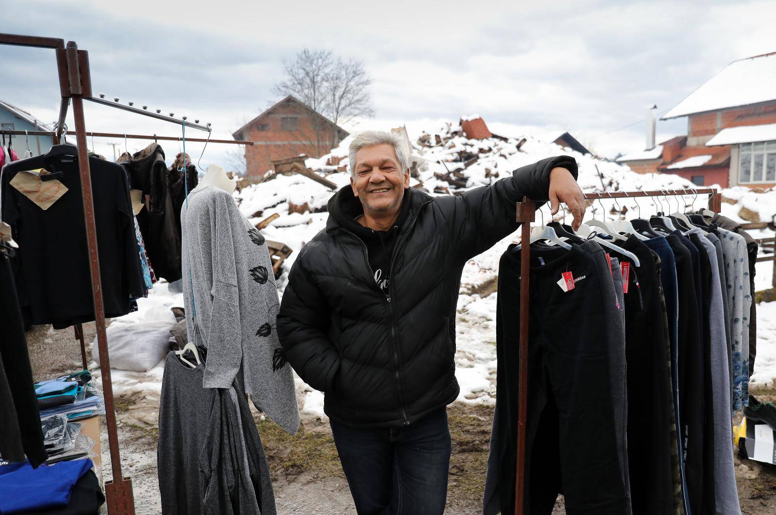 Glina: Trgovac svakodnevno postavlja svoj štand iako je svjestan da nema kupaca