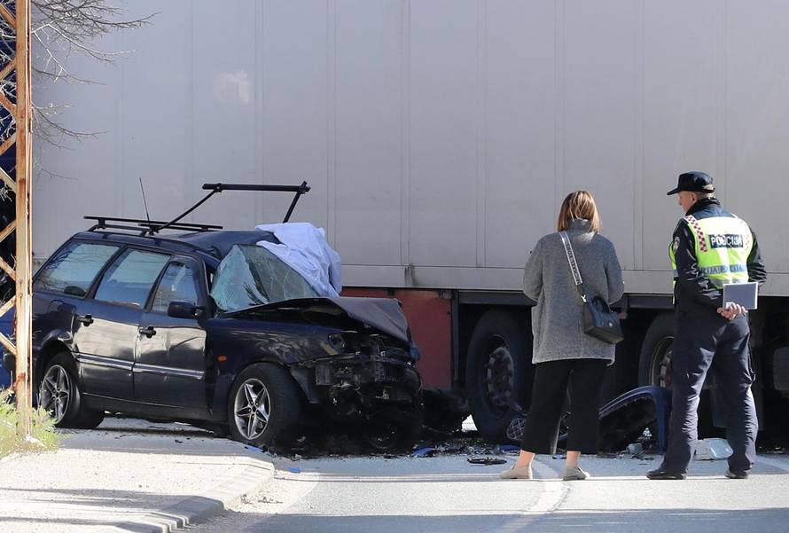Jedna osoba poginula u sudaru kamiona i automobila na cesti kod Šestanovca