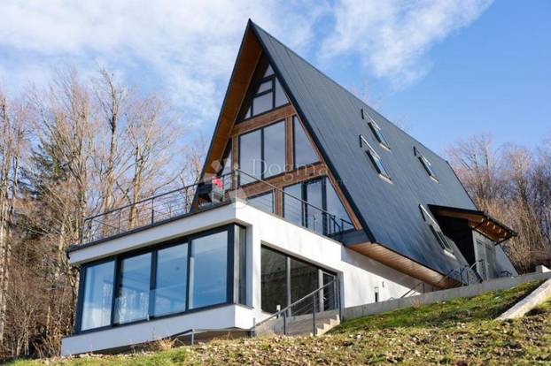 FOTO Ova vila na malom brežuljku u Delnicama nudi luksuz i užitke cijele godine