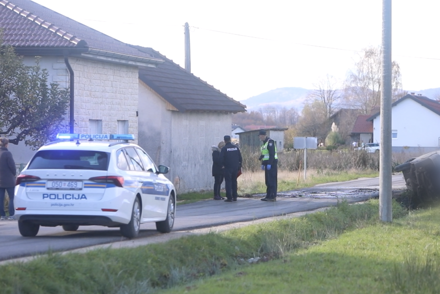 Karlovac: Jedna osoba smrtno stradala u slijetanju kombija
