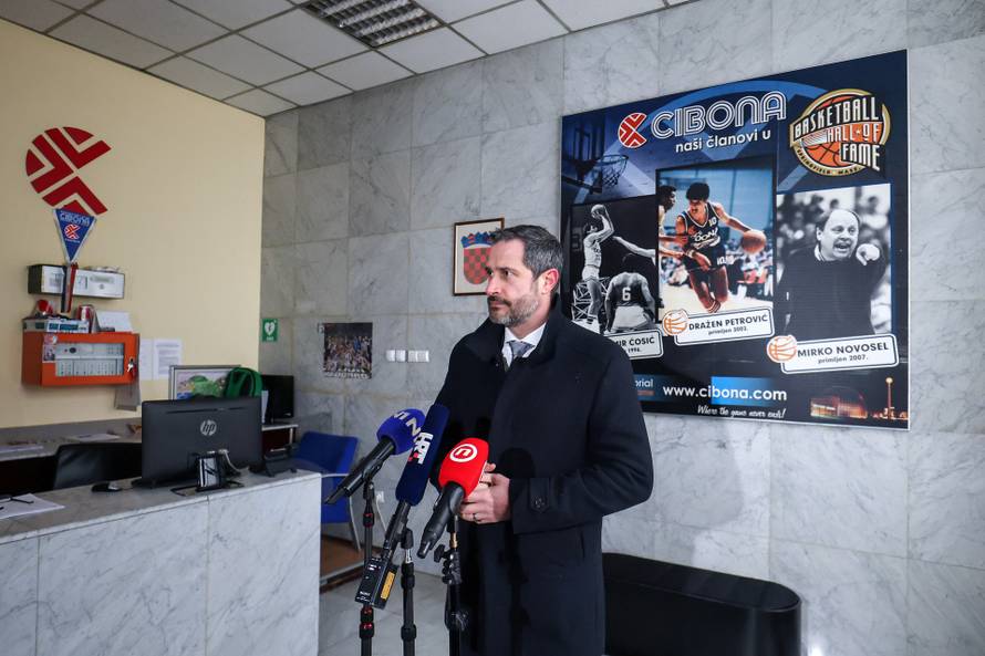 Zagreb: Ministri obišli oštećenu Cibonu 