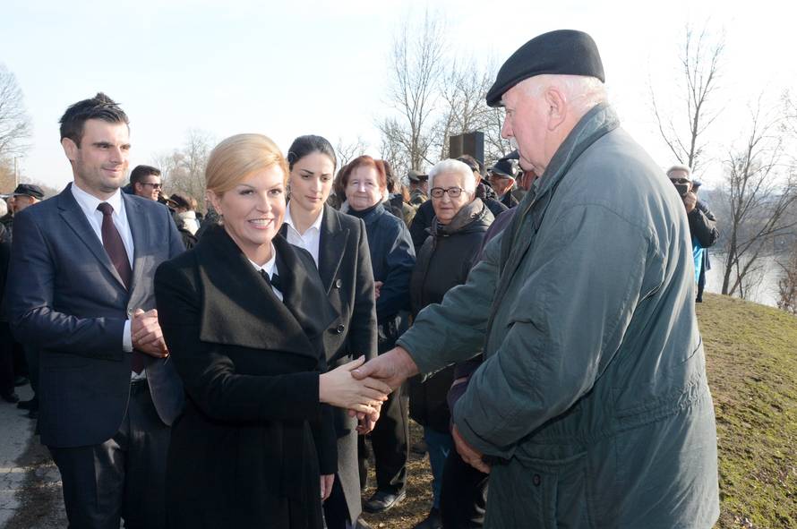 BaÄin: Kolinda Grabar-KitaroviÄ poloÅ¾ila cvijeÄe na spomen obiljeÅ¾je poginulim mjeÅ¡tanima