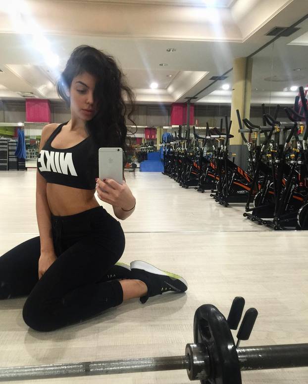 Od prodavačice do zaručnice u vrućim tangicama: Evo kako se Georgina mijenjala kroz godine