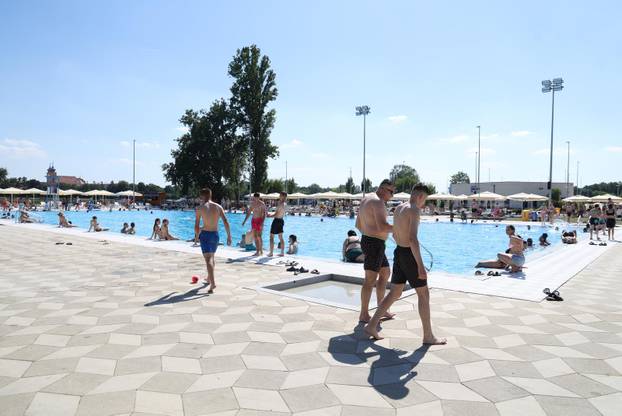 24 SATA: Kupaći uživaju na obnovljenim bazenima Copacabana