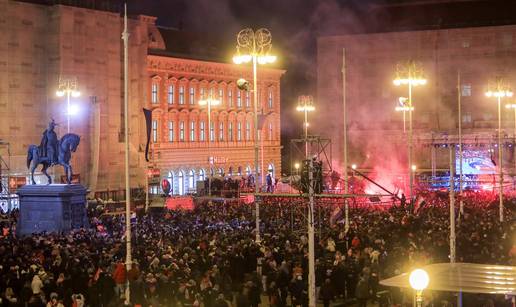 FOTO Trg pun hrvatskih zastava, gore baklje. Pogledajte do&ccaron;ek!