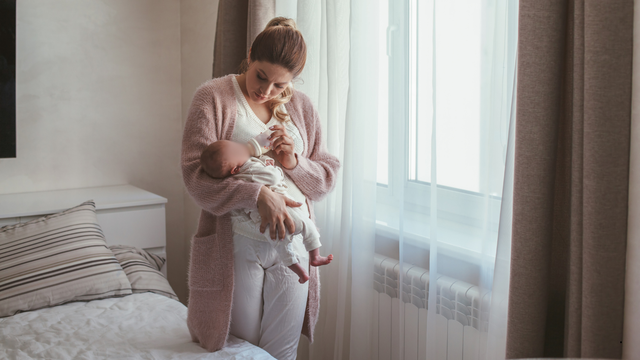 Kasne porodiljne naknade, a HZZO od toga pere ruke. Majke bijesne: 'Računi se gomilaju!'