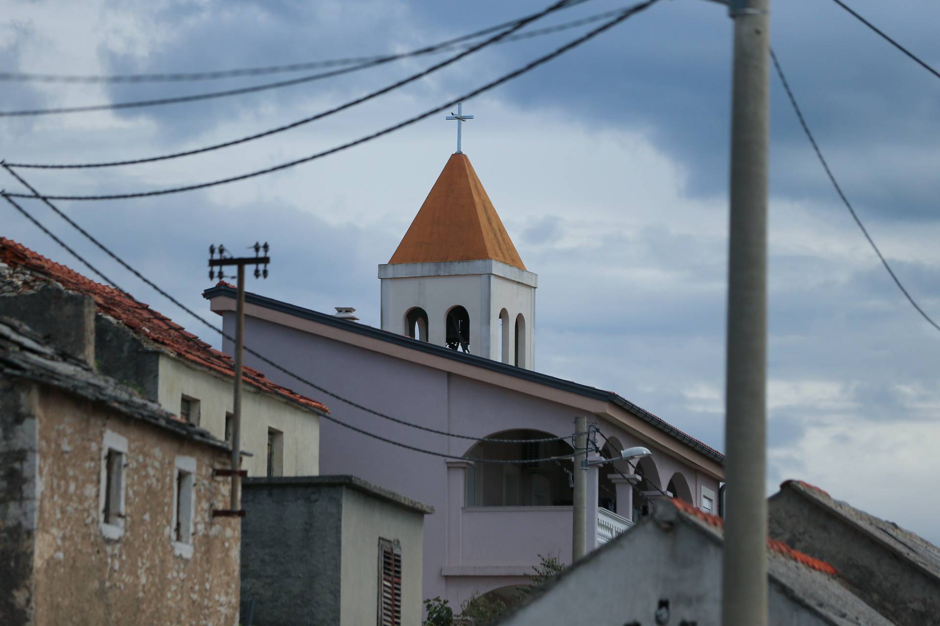 Perušić Benkovački: Župnik uhićen zbog optužbi za seksualno uznemiravanje