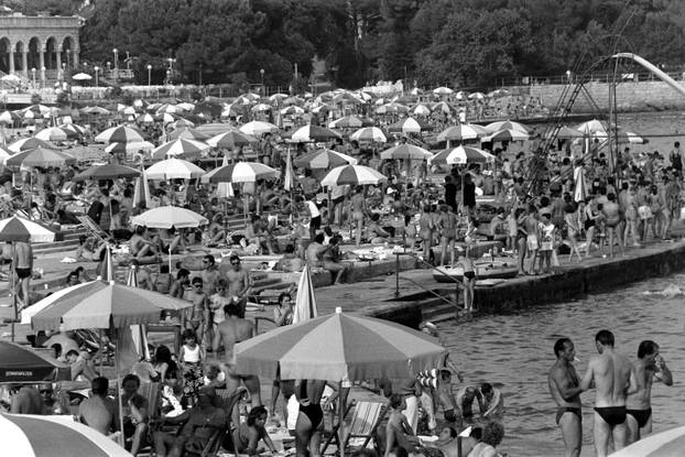Opatija: Brojni posjetitelji uživaju u kupanju i sunčanju, kolovoz 1990.