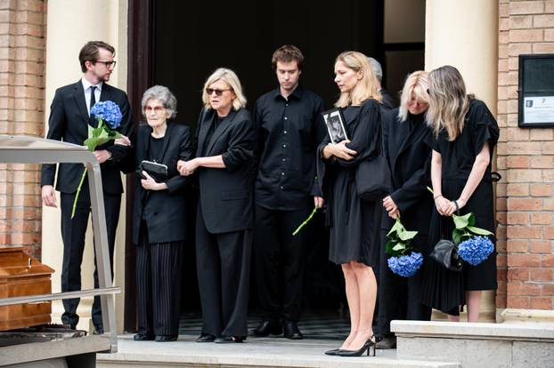 Zagreb: Sprovod redatelja Zrinka Ogreste na Mirogoju