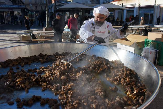 Pula: Građanima podijeljeno 350 porcija njoka s divljači 