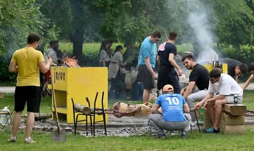 'Prvi maj' na Jarunu: Ekipa okrenula dva janjca na ražnju