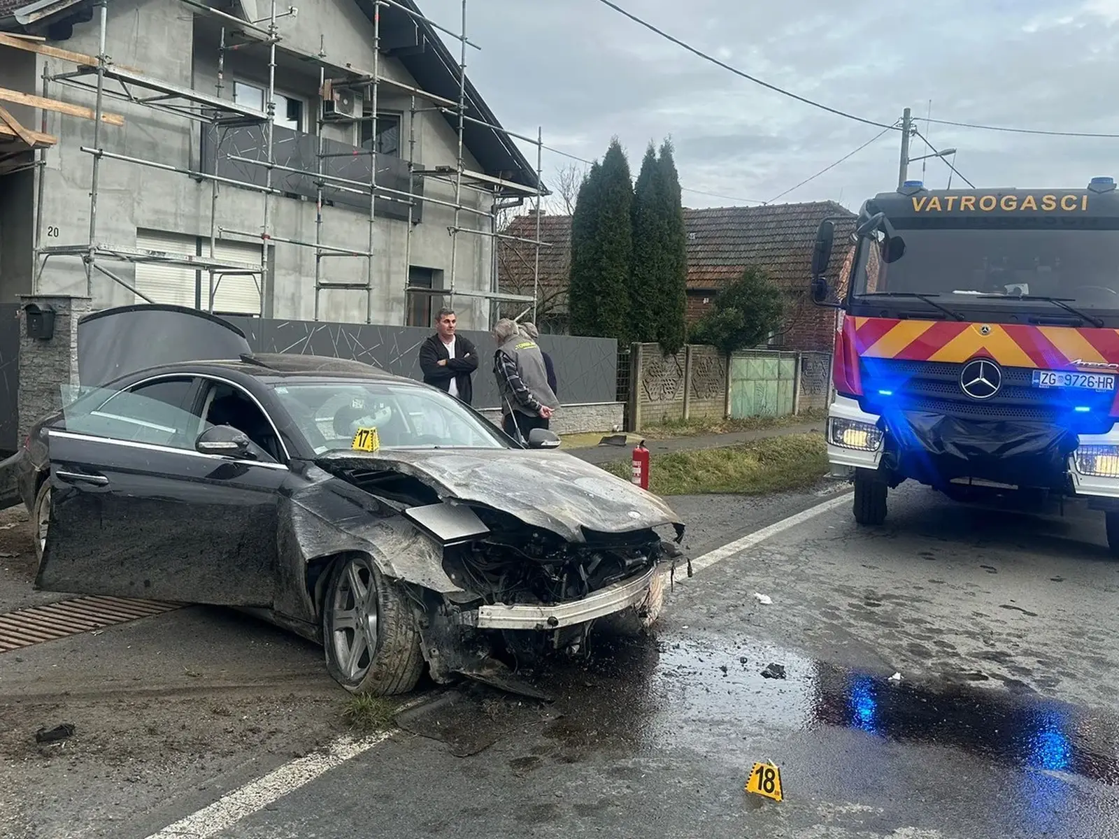 FOTO Mercedesom se zabio u kuću u Podravini: 'Zidovi kuće su popucali od siline udara...'