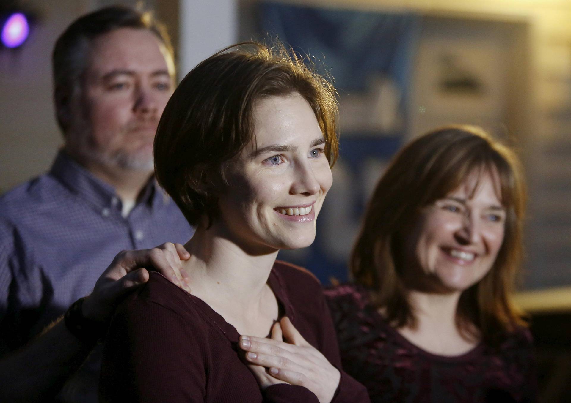 FILE PHOTO: Amanda Knox talks to the press surrounded by family outside her mother's home in Seattle, Washington