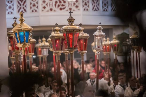 Jelsa: Ispraćaj jelšanskog križa i početak procesije "Za križen"