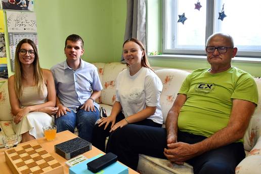 Lovro je slijep i preko ljeta sam u kući: 'Tražio sam da se netko dođe družiti. Došla mi je Lucija'