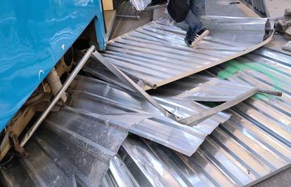 Vjetar srušio ogradu u centru Zagreba i bacio pod tramvaj: 'Putnici su izvlačili lim'