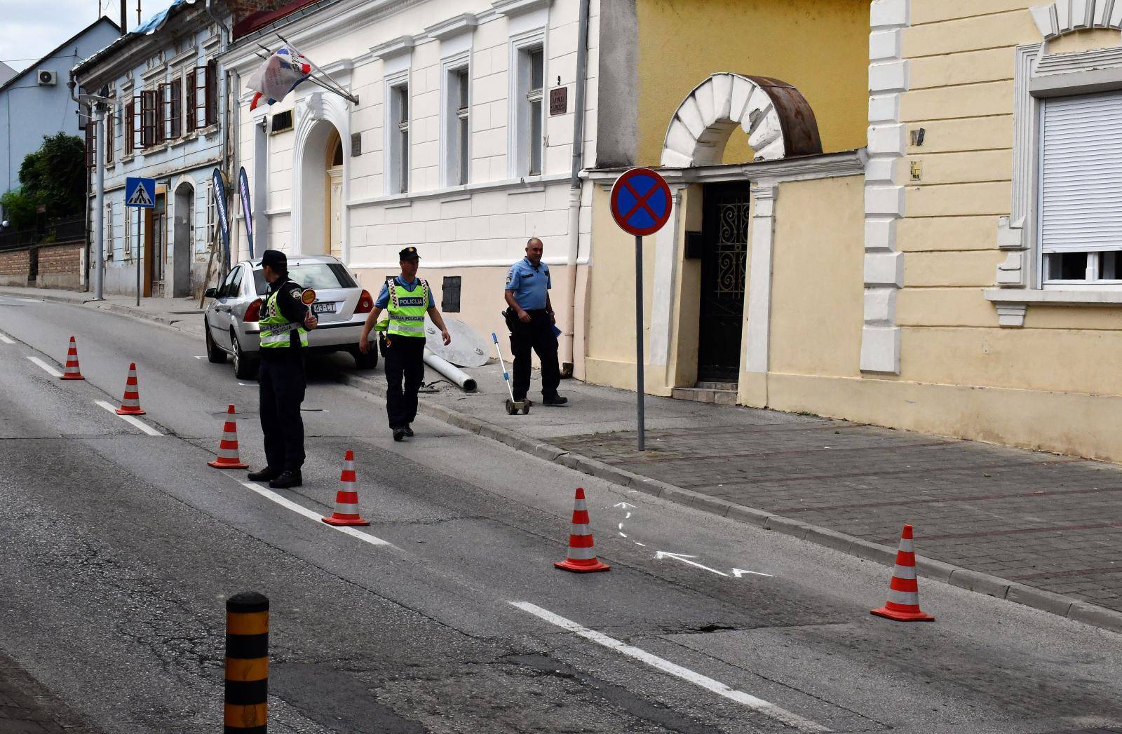 Požega - Vozač automobila zabio se u stup javne rasvjete i pao na pješakinju.