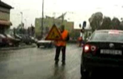 Osijek: Zbog radova na cesti postavili 'živi' znak