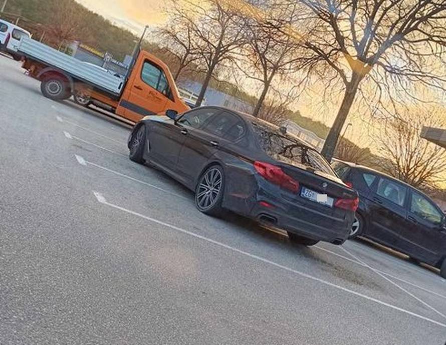 Golf 2 na 'struju', BMW zauzeo tri trake... Ovako samo Hrvati parkiraju. Bravo, pravi ste biseri