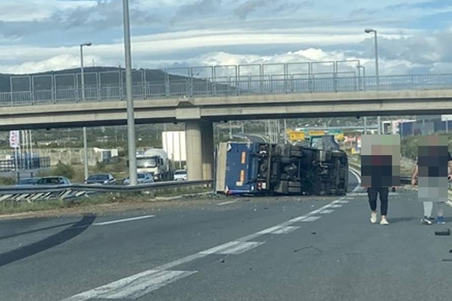 Kamion izletio s ceste kod Dugopolja: 'Dvoje ljudi je zatražilo medicinsku pomoć'