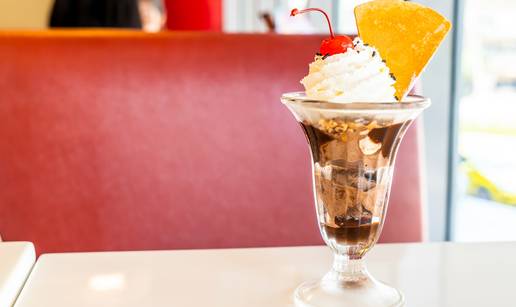 Desert s kikiriki maslacem i šlagom osvaja na prvi zalogaj